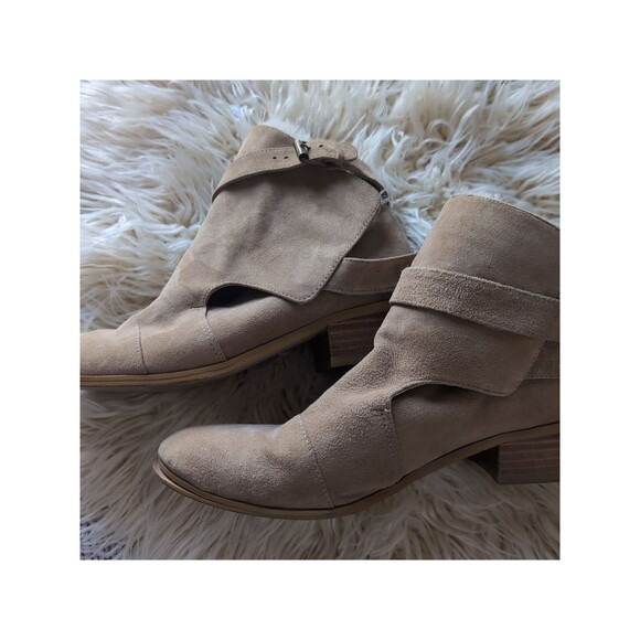Vintage Tan Suede Leather Fur Lined Ankle Bootie Almond Toe Wrap Strap 39/8.5 - Picture 2 of 13